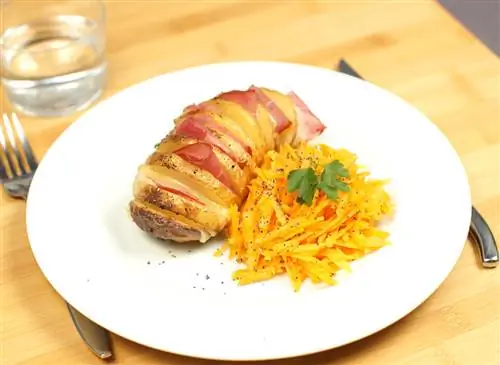 Картофель Хассельбек в запеканке с беконом и сыром Конте