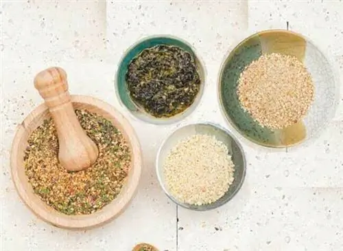 Приправы фурикаке, тапенад из морских водорослей, овощной пармезан и гомашио