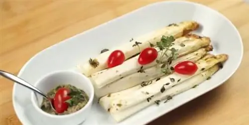 Засахаренная белая спаржа, приправа из каперсов