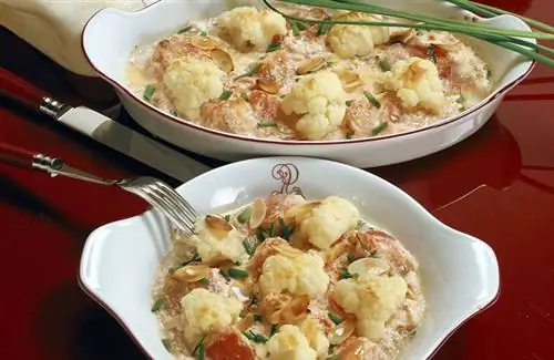 Гратен из цветной капусты и томатов с пармезаном