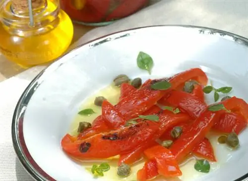 Перец, консервированный в масле, с чесноком и каперсами
