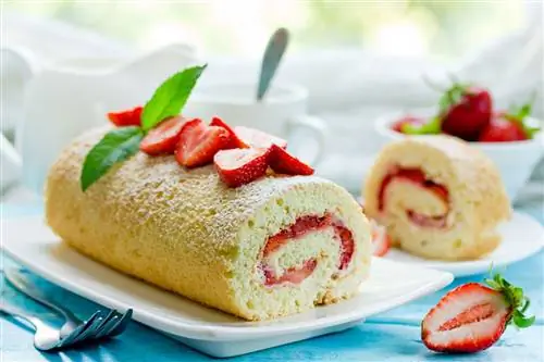 Клубничный рулет