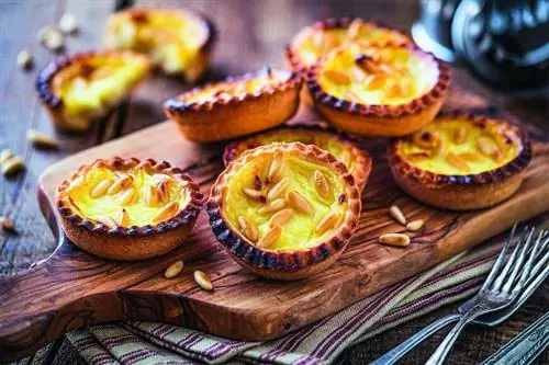 Корзиночки с заварным кремом и кедровыми орешками