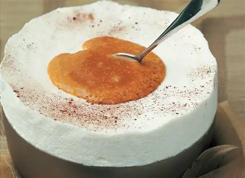 Холодное суфле с грушами и соленой сливочной карамелью