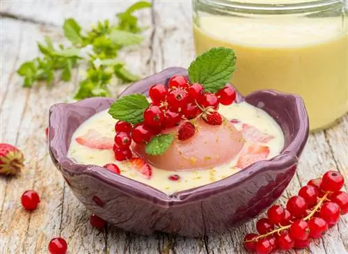 Десерт: персики-пашот с лимонным кремом.