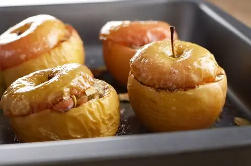 Яблоки жареные с медом и сухофруктами
