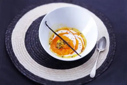 Карпаччо из хурмы со сливками и маракуйей
