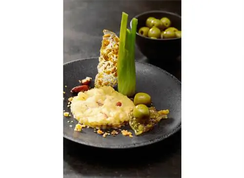 Миндальное песочное печенье, засахаренный фенхель, оливковая нугатина Миндальное песочное печенье, засахаренный фенхель, оливковая нугатина