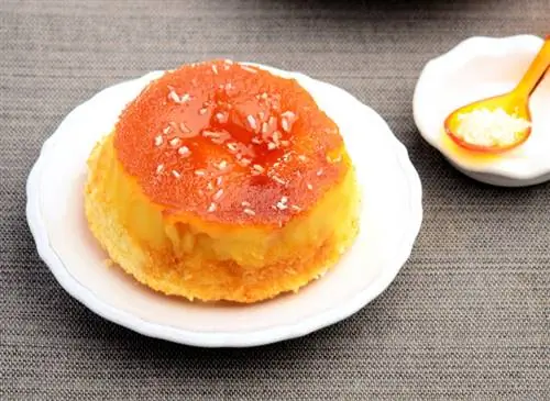 Креольский флан со сливами мирабель и кокосом
