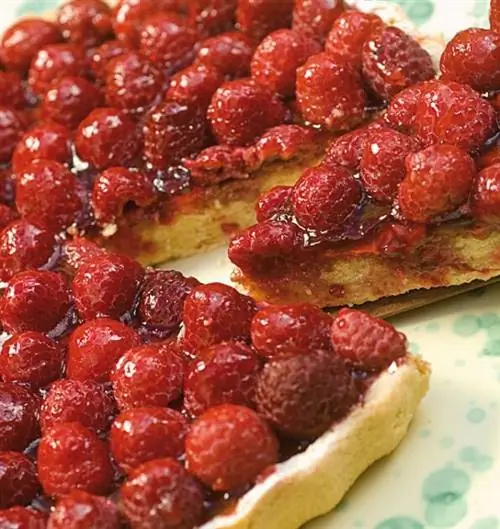 Приготовление замороженного малинового пирога.