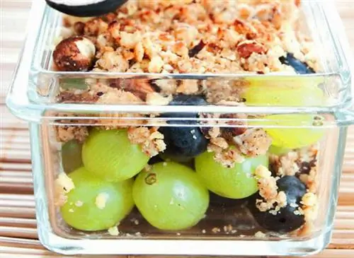 Экспресс-рецепт крамбла с виноградом и фундуком