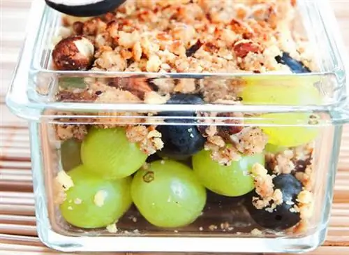 Как приготовить экспресс-орехово-виноградный крамбл