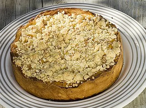 Крамбл из черной смородины и груши