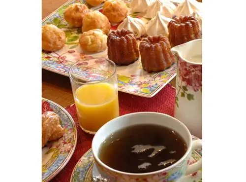 Чай и кексы: песочное печенье, финансисты и плитка