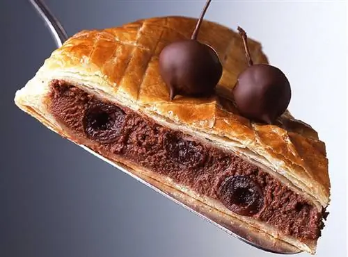 Блинчик с шоколадной начинкой и вишней