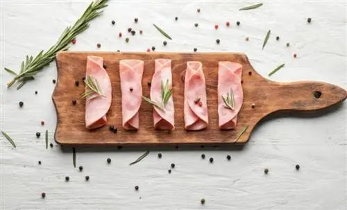 Почему на ветчине появляются белые точки