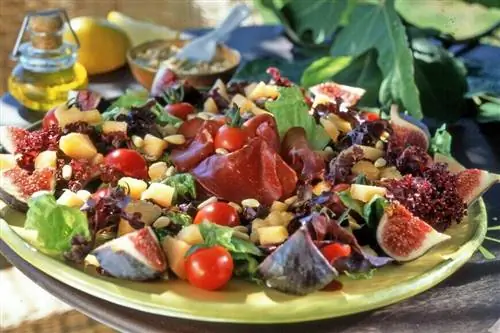 Салат с инжиром, ветчиной, помидорами и кедровыми орешками