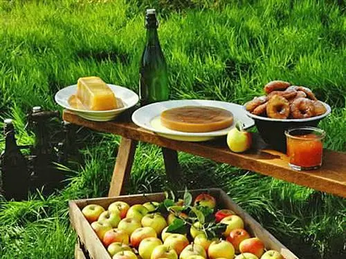 Вкусные яблоки во всех видах.