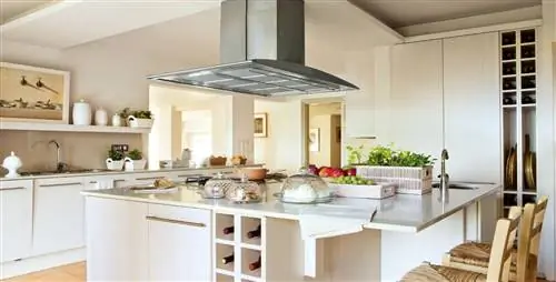 Кухня с винными стеллажами на острове Кухня с винными стеллажами на острове