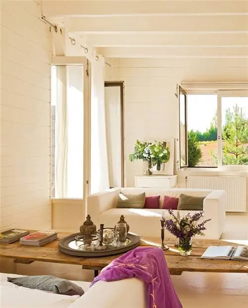 Зона отдыха со столом из переработанного дерева