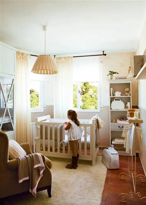 Детская комната с девочкой, смотрящей на кроватку