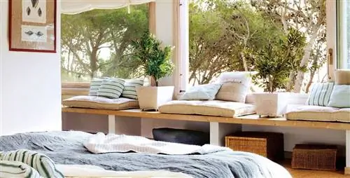 Деревянная скамейка у окна спальни