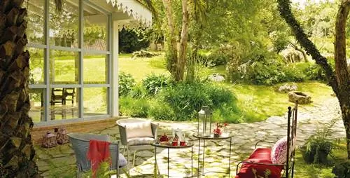 сад с каменной дорожкой