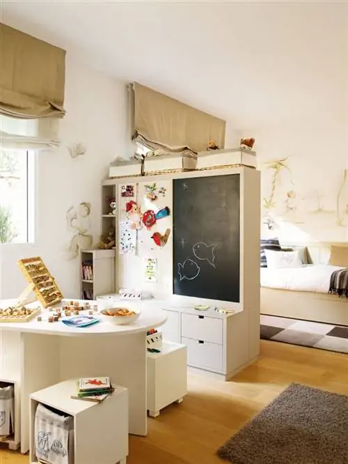 Игровая зона со столом, книжной полкой, доской