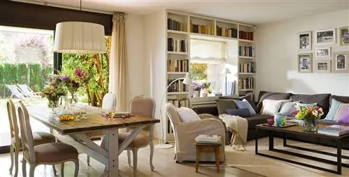 Столовая с книжным шкафом вокруг окна