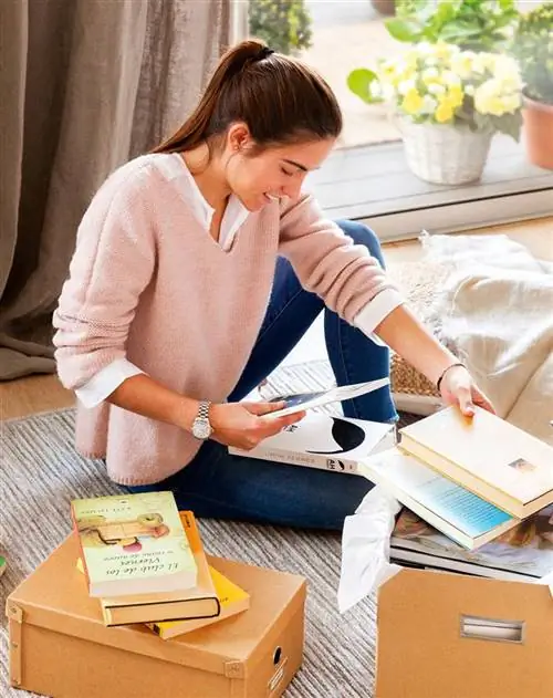 Девушка раскладывает книги по коробкам