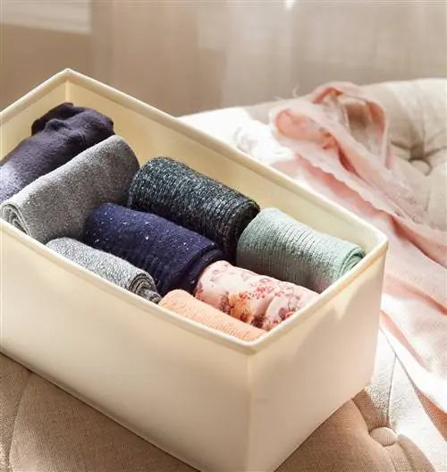 Коробка со сложенными носками.