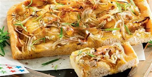 Фокачча с розмарином и луком