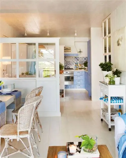 Столовая, выходящая в холл, и кухня, разделенные стеклянной панелью с панелями