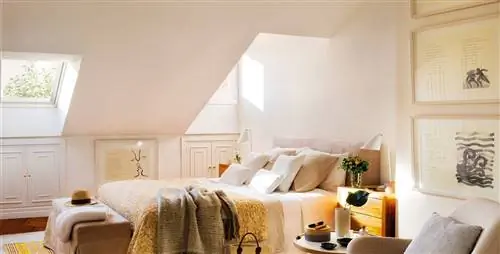 Белая спальня на мансарде