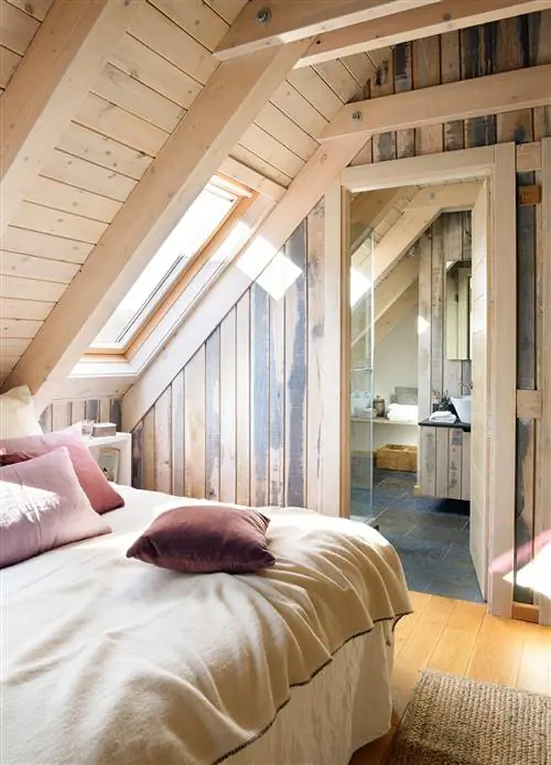 Мансардная спальня с ванной комнатой, маринованное дерево 400755