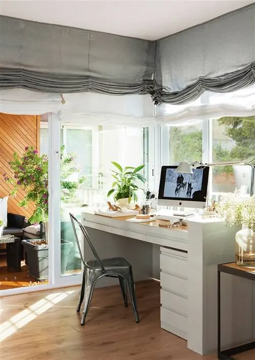 Студия с видом на улицу, двойными шторами в серо-белых тонах и прилегающей террасой 412100