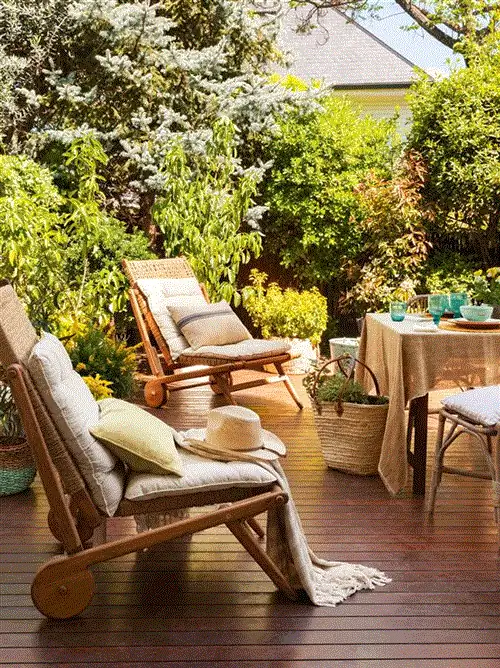 Терраса с деревянным полом, шезлонгами и растениями_405963