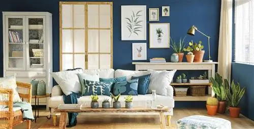 Гостиная с синей стеной и белым диваном с растениями