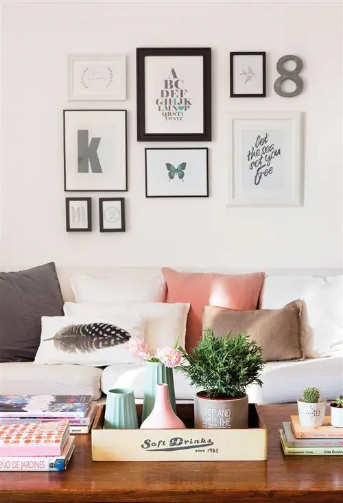 стена гостиной с картинами