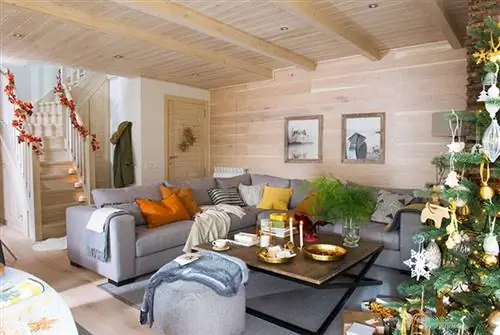деревянная гостиная и новогоднее украшение