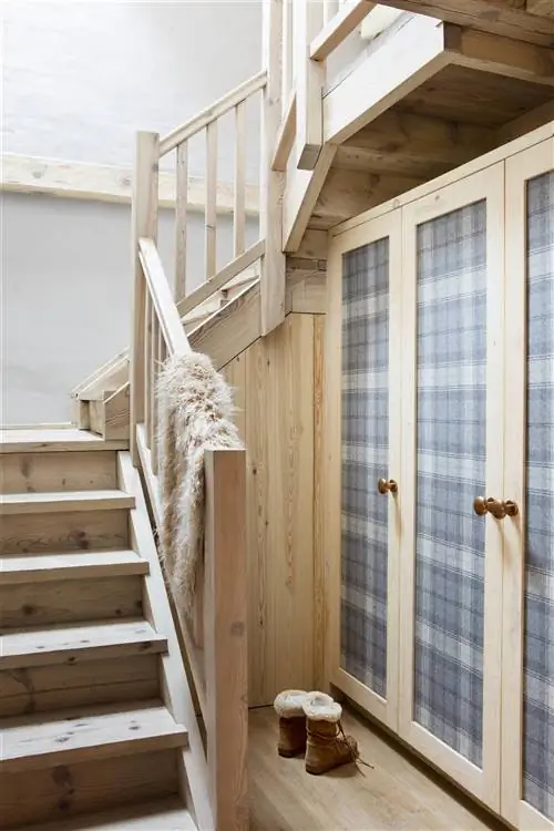 деревянный шкаф, обтянутый клетчатой тканью 00532292 O