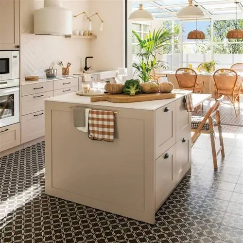 00550881 Белая кухня с черно-белым керамическим полом с геометрическим рисунком