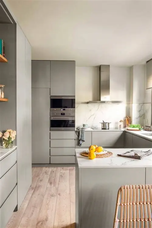 Серая кухня с полом, имитирующим дерево.