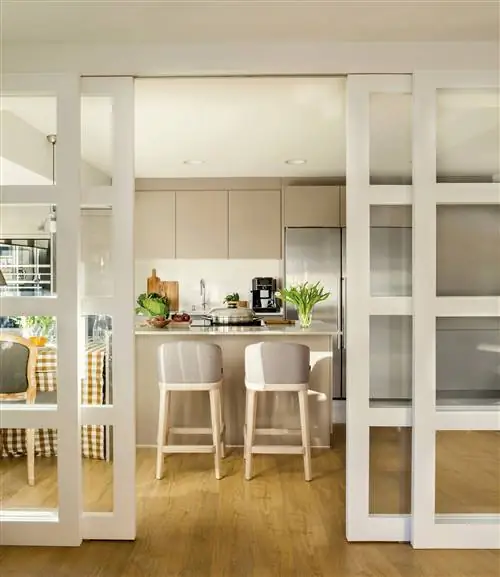 Кухня с деревянными полами.