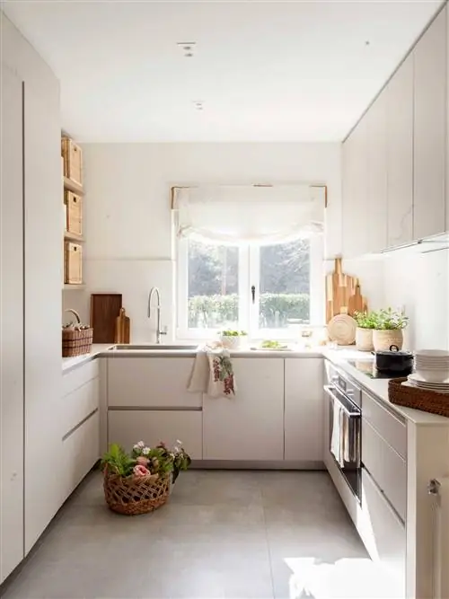 Маленькая кухня с серым полом.