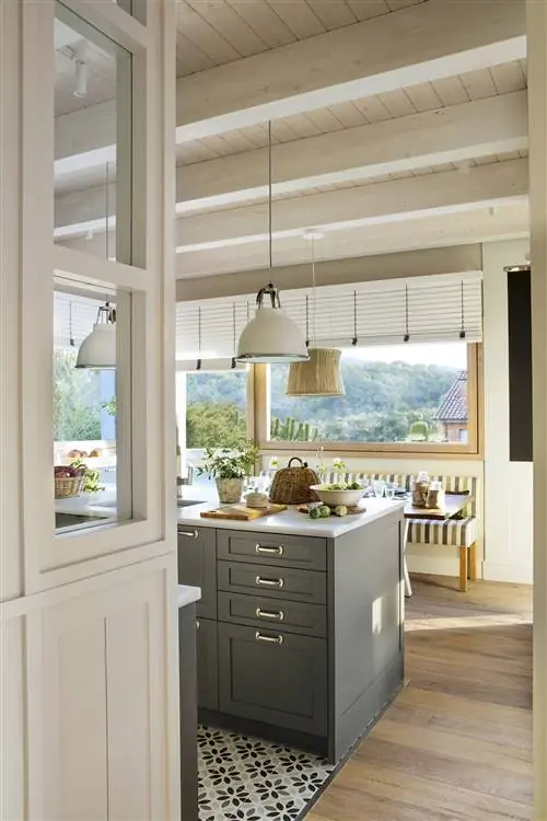 Кухня с двумя типами полов, один деревянный, другой гидравлический.