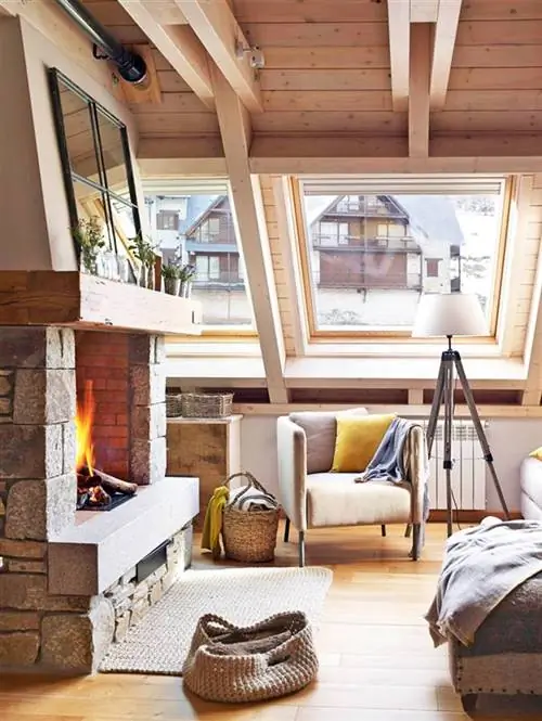 Мансардная гостиная с каменным камином, креслом и окнами типа Velux_00400760_O-j.webp