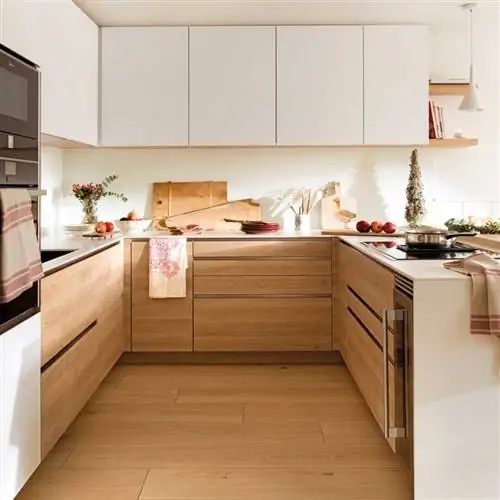 кухня-с-деревянно-белой-мебелью-00529143