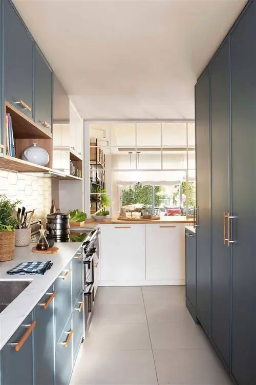 Голубая кухня с белой столешницей.