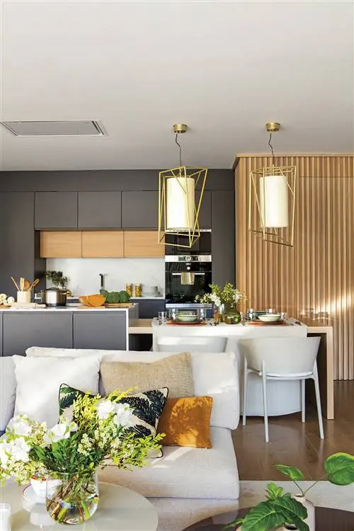 Кухня в черном цвете и дереве, открытая в гостиную